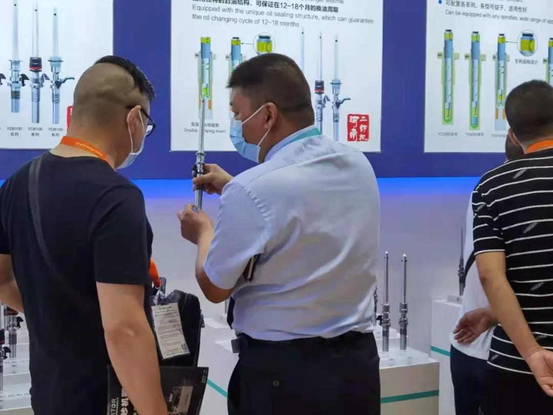 Site | booth sentiment, henan textile machinery exhibited around customer demand characteristics of spindle